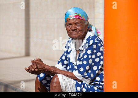 Vecchia donna creola nel villaggio di Ribeira Grande sull'isola di Santo Antão, Capo Verde / Cabo Verde, Africa occidentale Foto Stock