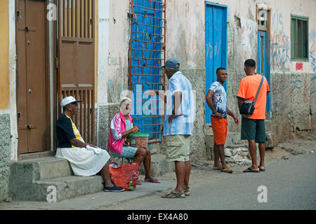 Il creolo di persone nel vecchio stile coloniale del centro storico di Mindelo sull'isola di São Vicente - Capo Verde / Cabo Verde, Africa occidentale Foto Stock