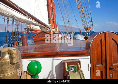 Corde e manovre a bordo delle Tall Ship Oosterschelde vela il oceano Atlantico verso il Santo Antão Capo Verde Foto Stock