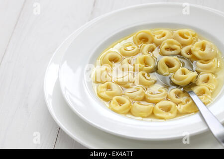 Tortellini in brodo, a forma di anello di pasta in brodo, italiano emilia romagna cucina zuppa Foto Stock