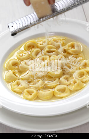 Tortellini in brodo, a forma di anello di pasta in brodo, italiano emilia romagna cucina zuppa Foto Stock