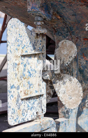 Esposto il timone ed elica di grande barca in restauro nel cantiere di Rethymnon. Foto Stock