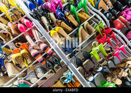 Rack con multicolore scarpe femmina sui talloni Foto Stock