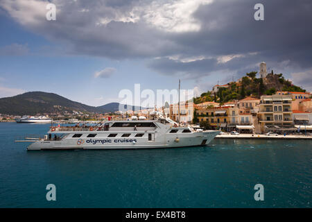 Vista del Poros Island dal traghetto Foto Stock