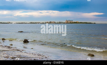 Il bellissimo tramonto sulle rive di Fort Myers Beach si trova su Estero Island in Florida, Stati Uniti d'America Foto Stock