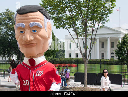 "Calvin Coolidge' Il nuovissimo Washington Nationals" 'Racing Presidenti,' appare sulla Pennsylvania Avenue di fronte alla Casa Bianca di Washington, DC il Mercoledì, 1 luglio 2015. Credito: Ron Sachs/Piscina via CNP - nessun filo SERVICE - Foto Stock