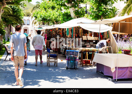 A Santa Eulalia Del Rio mercato piazza Ramblas centro città centro bancarelle Ibiza spagna spagnolo resort Foto Stock