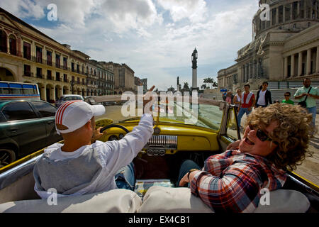 Vista orizzontale la guida passata Capitolio o nazionale di Capitol Building a l'Avana, Cuba. Foto Stock