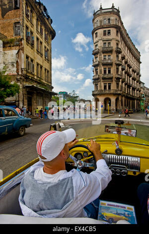Vista verticale la guida verso il basso Avenue Zanja all Avana in una Chevrolet cabriolet, Cuba. Foto Stock