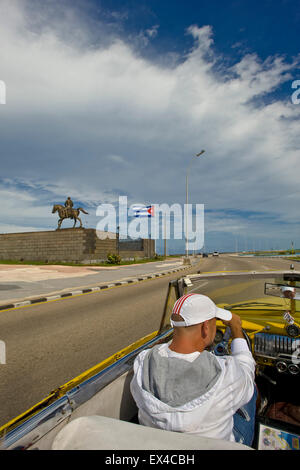 Vista verticale del monumento di Calixto García sul Malecon a l'Avana, Cuba. Foto Stock