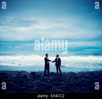 Imprenditori impegno spiaggia di handshake Relaxatiion Concept Foto Stock
