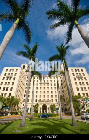 Vista verticale della parte anteriore del hotel storico nazionale a Cuba Foto Stock