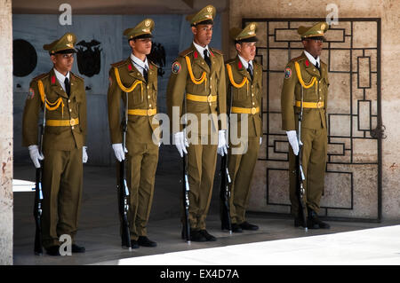 Vista orizzontale della guardia al mausoleo di Jose Marti in Santiago de Cuba, Cuba. Foto Stock