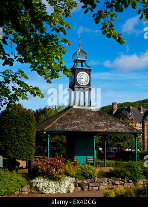 La torre dell Orologio e rifugio nella Hall Leys Park in Matlock Derbyshire Dales Peak District Inghilterra REGNO UNITO Foto Stock