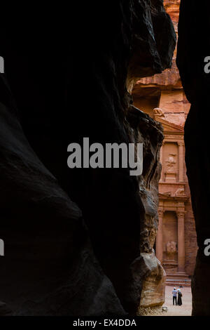 Petra, Giordania, 8 giugno. Una coppia di turisti guardano Petra del Tesoro. Foto Stock