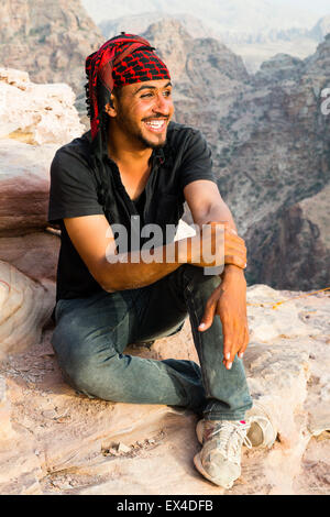 Petra, Giordania, 8 giugno. Uomo beduino vicino monastero di Petra. Foto Stock