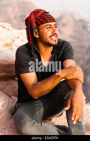 Petra, Giordania, 8 giugno. Uomo beduino vicino monastero di Petra. Foto Stock