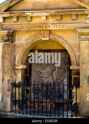 Il Dottor Samuel Johnson Memorial in Uttoxeter Staffordshire REGNO UNITO Inghilterra costruito per contrassegnare spot in cui egli si fermò in penitenza sotto la pioggia Foto Stock