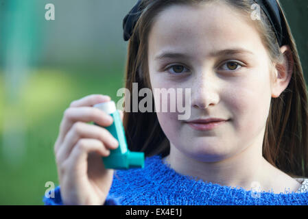 Ragazza con Inalatore per trattare asma attacco Foto Stock