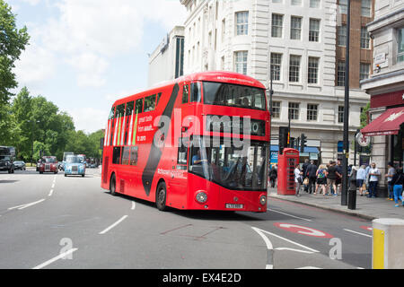 Un nuovo Bus per Londra (nuovo) Routemaster è coperto in tutta la pubblicità per la Coca Cola entra Oxford Street, da Marble Arch Foto Stock