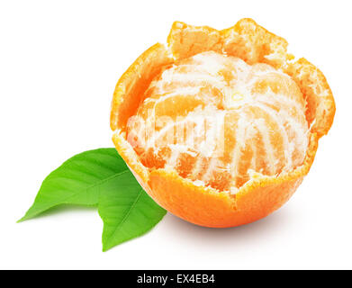 Il mandarino con foglie isolate su uno sfondo bianco. Foto Stock