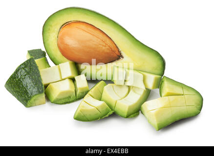Verde avocado con fette isolato su uno sfondo bianco. Foto Stock