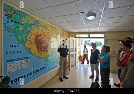 Vista orizzontale di un tour guida per spiegare i percorsi per un gruppo di turisti in Topes de Collantes Parco Nazionale in Cuba Foto Stock