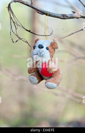 Vintage cane giocattolo, farcite con paglia, isolato su sfondo verde. Foto Stock