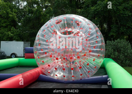 Zorb gonfiabile palla in uso presso il Festival di Pioneer in alta Springs, in Florida, talvolta indicato come zorbing, o sfera di orb. Foto Stock