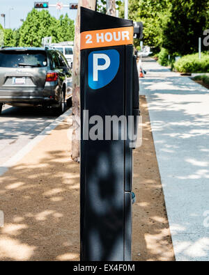 Un sistema elettronico di parcheggio automatizzato metro station nel centro cittadino di Oklahoma City, Oklahoma, Stati Uniti d'America. Vista laterale. Foto Stock