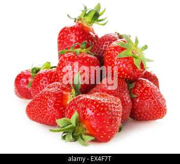 Mazzetto di fragole isolato su uno sfondo bianco. Foto Stock