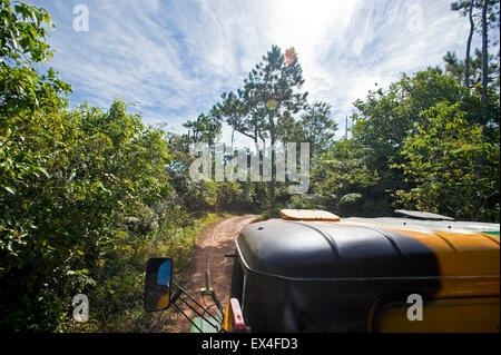 Vista orizzontale di un vecchio militare russo carrello il trasporto di turisti in giro per Topes de Collantes Parco Nazionale di Cuba. Foto Stock