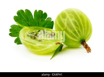 Succosa mature gooseberry sullo sfondo bianco. Foto Stock