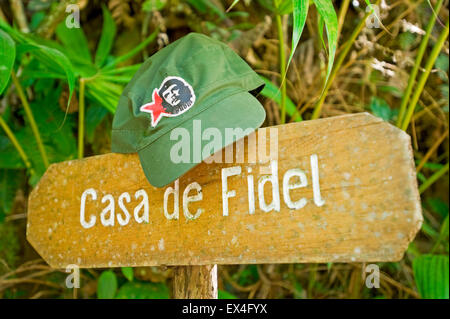 Orizzontale fino in prossimità della Casa de Fidel signpost Turquino nel Parco Nazionale di Cuba. Foto Stock
