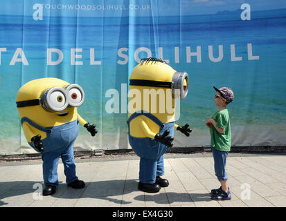 Bambino ragazzo incontra interagisce con i serventi in corrispondenza del Touchwood Shopping Centre Foto Stock