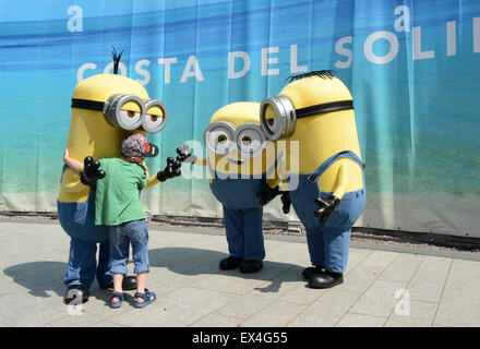 Bambino ragazzo incontra interagisce con i serventi in corrispondenza del Touchwood Shopping Centre Foto Stock