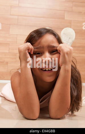 Carino giovane ragazza smilling, indoor foto . Foto Stock