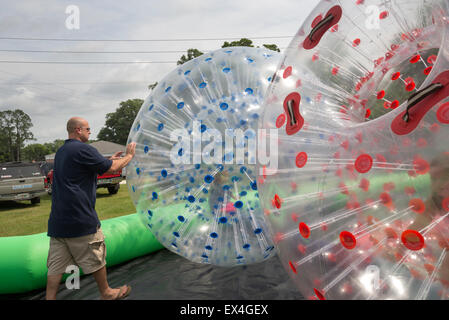 Zorb gonfiabile palla in uso presso il Festival di Pioneer in alta Springs, in Florida, talvolta indicato come zorbing, o sfera di orb. Foto Stock