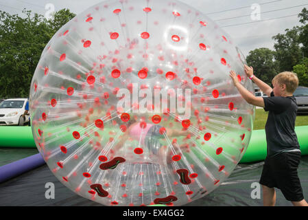 Zorb gonfiabile palla in uso presso il Festival di Pioneer in alta Springs, in Florida, talvolta indicato come zorbing, o sfera di orb. Foto Stock