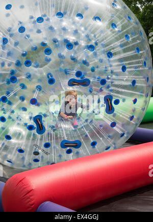 Zorb gonfiabile palla in uso presso il Festival di Pioneer in alta Springs, in Florida, talvolta indicato come zorbing, o sfera di orb. Foto Stock