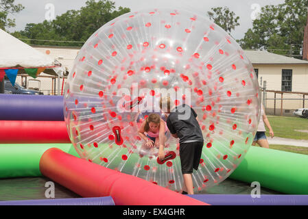 Zorb gonfiabile palla in uso presso il Festival di Pioneer in alta Springs, in Florida, talvolta indicato come zorbing, o sfera di orb. Foto Stock