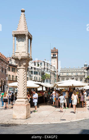 VERONA, Italia - 3 giugno: Turisti in Piazza delle Erbe nel centro storico di Verona, in Italia il 3 giugno 2015. Foto Stock