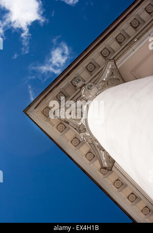 La colonna bianca e un frammento del tetto del vecchio edificio. vista dal basso Foto Stock