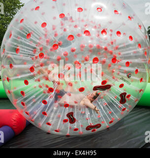 Zorb gonfiabile palla in uso presso il Festival di Pioneer in alta Springs, in Florida, talvolta indicato come zorbing, o sfera di orb. Foto Stock