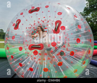 Zorb gonfiabile palla in uso presso il Festival di Pioneer in alta Springs, in Florida, talvolta indicato come zorbing, o sfera di orb. Foto Stock