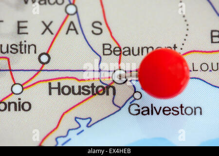 Close-up di una puntina rossa sulla mappa di Houston, Stati Uniti d'America Foto Stock