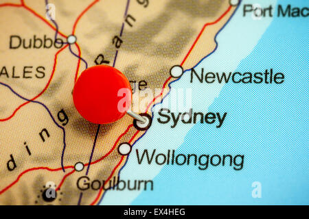 Close-up di una puntina rossa su una mappa di Sydney, Australia Foto Stock