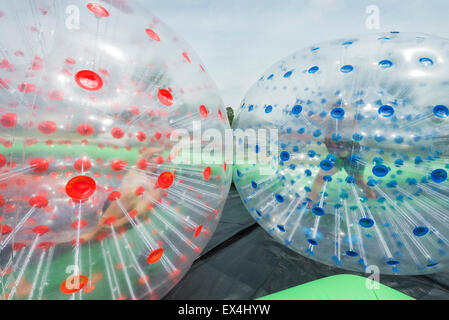 Zorb gonfiabile palla in uso presso il Festival di Pioneer in alta Springs, in Florida, talvolta indicato come zorbing, o sfera di orb. Foto Stock