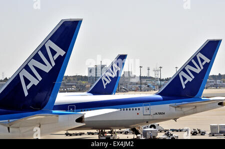 Code di ANA aeroplani in dall'Aeroporto Internazionale Narita di Tokyo Giappone Foto Stock