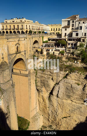 El Tajo Gorge scogliera con Puente Nuevo Bridge e hotel in Ronda Spagna Foto Stock